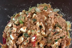 Spicy Tuna and Hummus Salad